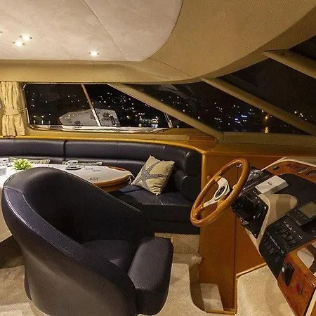 Holyship 4 Fairline Squadron 65 Motoryacht Bateau-hôtel