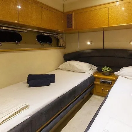 Bateau-hôtel Holyship 4 Fairline Squadron 65 Motoryacht *