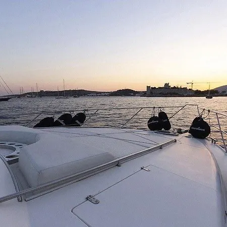 Bateau-hôtel Holyship 4 Fairline Squadron 65 Motoryacht *