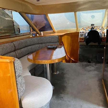 Holyship 4 Fairline Squadron 65 Motoryacht *
