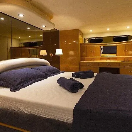 Holyship 4 Fairline Squadron 65 Motoryacht Bateau-hôtel *