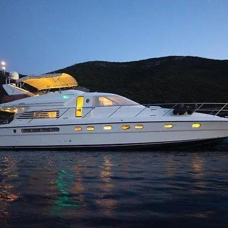 Bateau-hôtel Holyship 4 Fairline Squadron 65 Motoryacht *